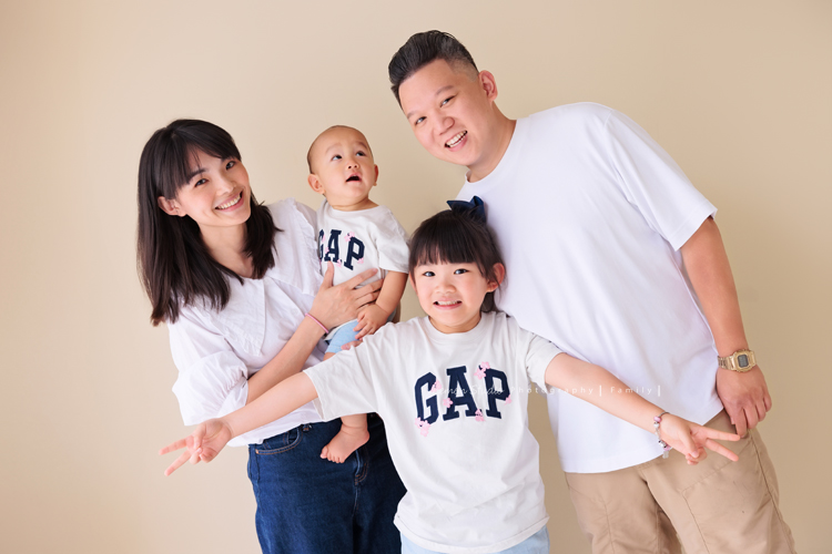 珈平媽麻一家第六次來拍照，這回多了一位新成員，櫟櫟當姊姊了，剛滿一歲的弟弟一舉一動都可愛得讓人融化，這張是一家四口可愛的全家福合照！