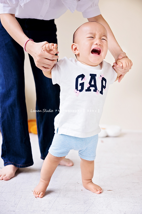 珈平媽麻一家第六次來拍照，這回多了一位新成員，櫟櫟當姊姊了，剛滿一歲的弟弟一舉一動都可愛得讓人融化，這張是媽麻扶著弟弟、弟弟邊走邊哭的可愛紀錄照！