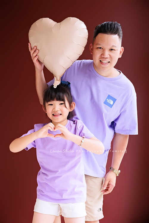 珈平媽麻一家第六次來拍照，這回多了一位新成員，櫟櫟當姊姊了，剛滿一歲的弟弟一舉一動都可愛得讓人融化，這張是爸拔和姊姊兩人可愛的婦女合照！