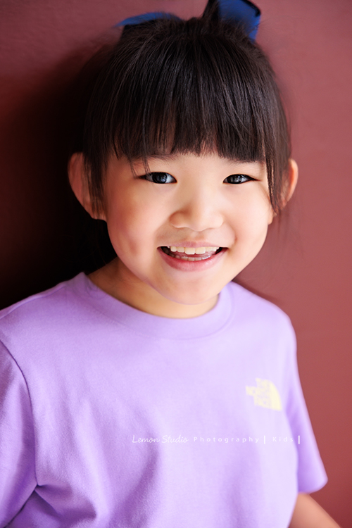 珈平媽麻一家第六次來拍照，這回多了一位新成員，櫟櫟當姊姊了，剛滿一歲的弟弟一舉一動都可愛得讓人融化，這張是櫟櫟看著鏡頭笑的很可愛的一張個人照！