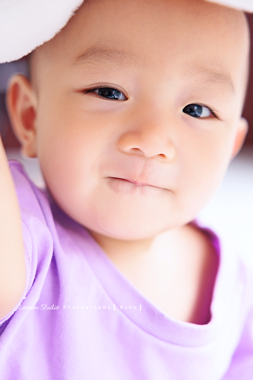 珈平媽麻一家第六次來拍照，這回多了一位新成員，櫟櫟當姊姊了，剛滿一歲的弟弟一舉一動都可愛得讓人融化，這張是弟弟看著鏡頭笑的很可愛的一張特寫寶寶照！