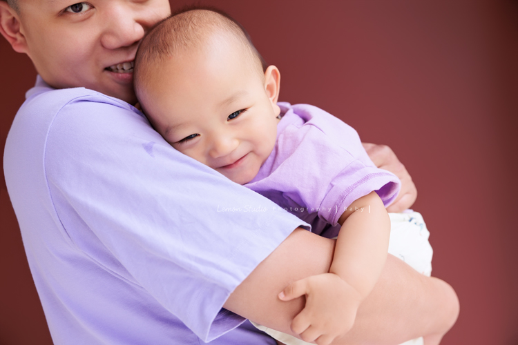 珈平媽麻一家第六次來拍照，這回多了一位新成員，櫟櫟當姊姊了，剛滿一歲的弟弟一舉一動都可愛得讓人融化，這張是爸拔抱著趴在爸拔身上的弟弟，兩人可愛的互動合照！