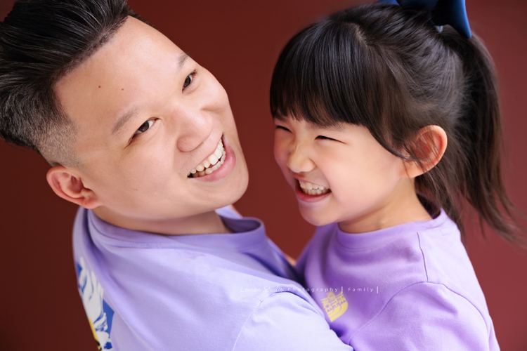 珈平媽麻一家第六次來拍照，這回多了一位新成員，櫟櫟當姊姊了，剛滿一歲的弟弟一舉一動都可愛得讓人融化，這張是爸拔抱著笑得很開心的櫟櫟，兩人可愛的互動合照！