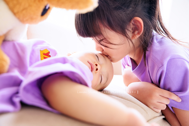 珈平媽麻一家第六次來拍照，這回多了一位新成員，櫟櫟當姊姊了，剛滿一歲的弟弟一舉一動都可愛得讓人融化，這張是櫟櫟正在親熟睡中的弟弟的可愛互動紀錄照！