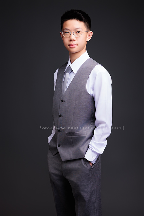 Benson帶著古箏走進鏡頭，穿上馬面裙的那一刻，彷彿穿越時空回到古代，同時又有如舞台上的模特兒般自信，一次拍下古韻與現代交織的獨特風格，這張是Benson穿上西裝背心、雙手放在口袋，很有自信地看著鏡頭的一張音樂會寫真！