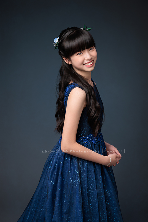畇為了鋼琴獨奏會，特地前來拍攝音樂寫真，參加過無數比賽並屢獲佳績的畇，鏡頭下的她自信、沉著又專注，很開心能為如此優秀的畇留下美好的紀錄，這張是畇身穿深藍色的削肩禮服，側身看著鏡頭笑得很甜美的一張音樂寫真照！