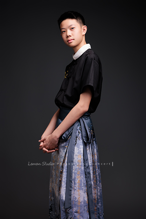 Benson帶著古箏走進鏡頭，穿上馬面裙的那一刻，彷彿穿越時空回到古代，同時又有如舞台上的模特兒般自信，一次拍下古韻與現代交織的獨特風格，這張是Benson穿著馬面裙、兩手交叉握著像模特兒般的姿態看著鏡頭的一張音樂會寫真！