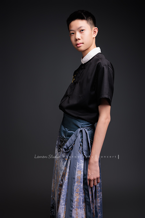 Benson帶著古箏走進鏡頭，穿上馬面裙的那一刻，彷彿穿越時空回到古代，同時又有如舞台上的模特兒般自信，一次拍下古韻與現代交織的獨特風格，這張是Benson穿著馬面裙、兩手輕鬆地擺在身旁像模特兒般的姿態站著看著鏡頭的一張音樂會寫真！
