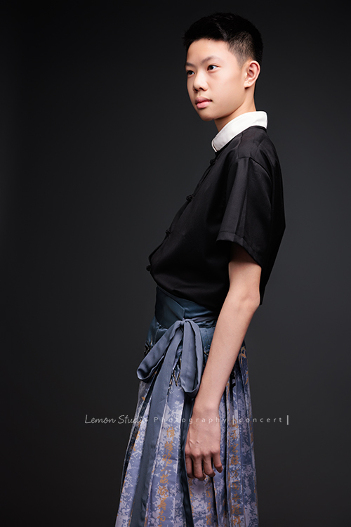 Benson帶著古箏走進鏡頭，穿上馬面裙的那一刻，彷彿穿越時空回到古代，同時又有如舞台上的模特兒般自信，一次拍下古韻與現代交織的獨特風格，這張是Benson穿著馬面裙、兩手輕鬆地擺在身旁、沒有看鏡頭、一張很有意境的音樂會寫真！