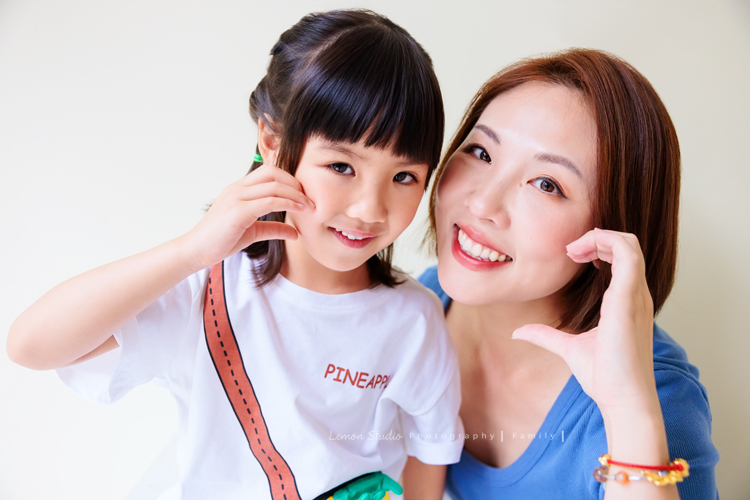 Cheryl媽麻一家第二次來拍照，兄妹倆的成長清晰可見，爸媽的用心陪伴，化作最溫暖的背景，這張是媽麻及妹妹兩人手比愛心的合照！