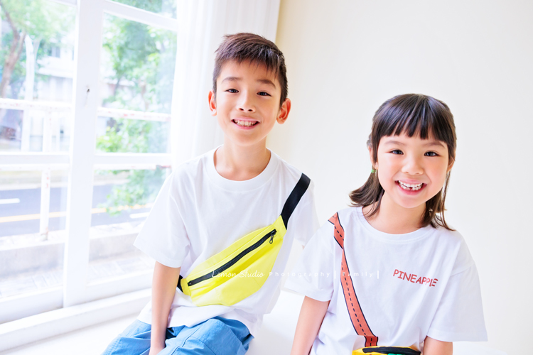 Cheryl媽麻一家第二次來拍照，兄妹倆的成長清晰可見，爸媽的用心陪伴，化作最溫暖的背景，這張是妹妹及哥哥坐在窗前笑得很開心的合照！