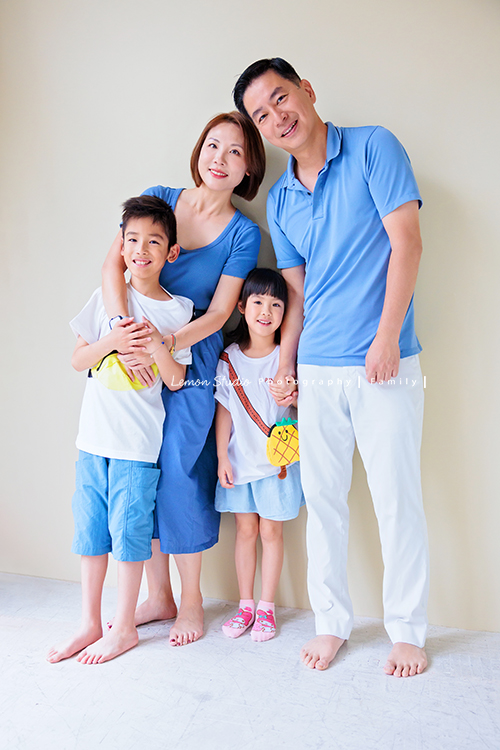 Cheryl媽麻一家第二次來拍照，兄妹倆的成長清晰可見，爸媽的用心陪伴，化作最溫暖的背景，這張是一家四口身穿藍色系衣服的的全家福寫真！