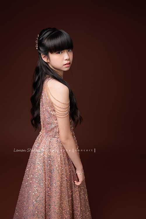 畇為了鋼琴獨奏會，特地前來拍攝音樂寫真，參加過無數比賽並屢獲佳績的畇，鏡頭下的她自信、沉著又專注，很開心能為如此優秀的畇留下美好的紀錄，這張是畇身穿淺藕色的削肩禮服，側身轉頭酷酷地看著鏡頭的一張音樂寫真照！