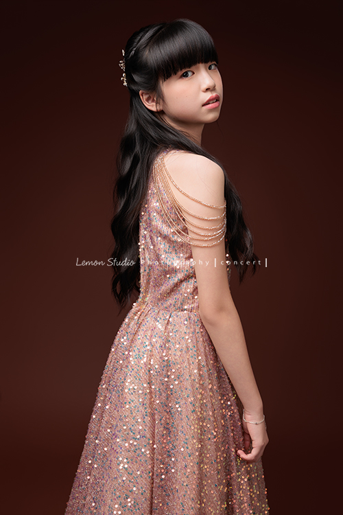 畇為了鋼琴獨奏會，特地前來拍攝音樂寫真，參加過無數比賽並屢獲佳績的畇，鏡頭下的她自信、沉著又專注，很開心能為如此優秀的畇留下美好的紀錄，這張是畇身穿淺藕色的削肩禮服，側身轉過頭看著鏡頭的一張很美的音樂寫真照！