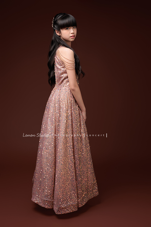 畇為了鋼琴獨奏會，特地前來拍攝音樂寫真，參加過無數比賽並屢獲佳績的畇，鏡頭下的她自信、沉著又專注，很開心能為如此優秀的畇留下美好的紀錄，這張是畇身穿淺藕色的削肩禮服，側身轉過頭看著鏡頭的一張很美的帶到全身的音樂寫真照！