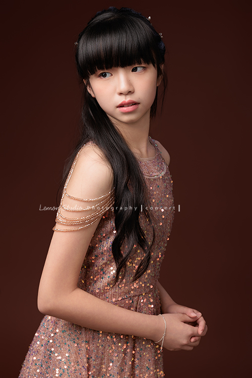 畇為了鋼琴獨奏會，特地前來拍攝音樂寫真，參加過無數比賽並屢獲佳績的畇，鏡頭下的她自信、沉著又專注，很開心能為如此優秀的畇留下美好的紀錄，這張是畇身穿淺藕色的削肩禮服，側身轉過頭看向另一邊的一張很美很有意境的音樂寫真照！