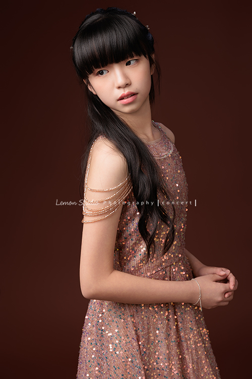 畇為了鋼琴獨奏會，特地前來拍攝音樂寫真，參加過無數比賽並屢獲佳績的畇，鏡頭下的她自信、沉著又專注，很開心能為如此優秀的畇留下美好的紀錄，這張是畇身穿淺藕色的削肩禮服，雙手相握在身體前側，側身轉過頭看向另一邊的一張很美很有意境的音樂寫真照！