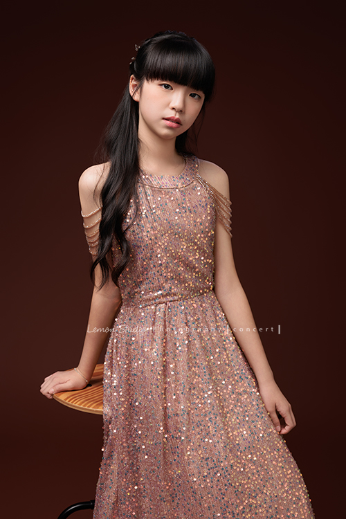 畇為了鋼琴獨奏會，特地前來拍攝音樂寫真，參加過無數比賽並屢獲佳績的畇，鏡頭下的她自信、沉著又專注，很開心能為如此優秀的畇留下美好的紀錄，這張是畇身穿淺藕色的削肩禮服，身體微靠在椅子上酷酷地看著鏡頭的一張很美很有意境的音樂寫真照！