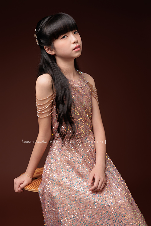 畇為了鋼琴獨奏會，特地前來拍攝音樂寫真，參加過無數比賽並屢獲佳績的畇，鏡頭下的她自信、沉著又專注，很開心能為如此優秀的畇留下美好的紀錄，這張是畇身穿淺藕色的削肩禮服，身體微坐在椅子上側身轉頭酷酷地看著鏡頭的一張很美很有意境的音樂寫真照！