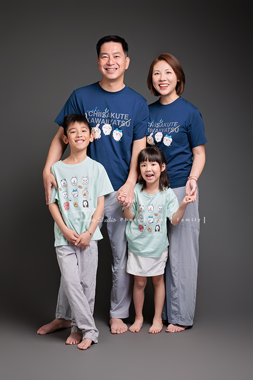 Cheryl媽麻一家第二次來拍照，兄妹倆的成長清晰可見，爸媽的用心陪伴，化作最溫暖的背景，這張是一家四口站著看著鏡頭笑得很開心的全家福寫真！