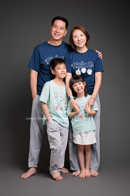 Cheryl媽麻一家第二次來拍照，兄妹倆的成長清晰可見，爸媽的用心陪伴，化作最溫暖的背景，這張是一家四口爸拔抱著媽麻兩個孩子站在前面的全家福寫真！