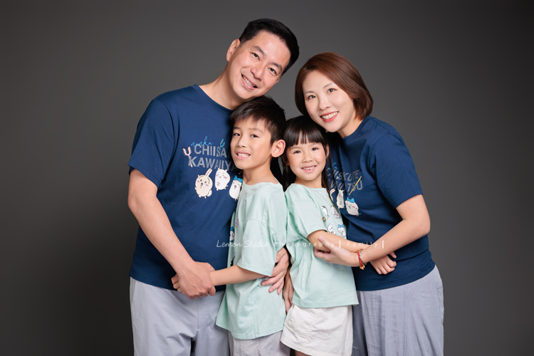 Cheryl媽麻一家第二次來拍照，兄妹倆的成長清晰可見，爸媽的用心陪伴，化作最溫暖的背景，這張是爸拔媽麻環抱著哥哥姊姊的灰背景的全家福寫真！