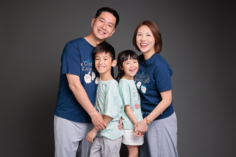 Cheryl媽麻一家第二次來拍照，兄妹倆的成長清晰可見，爸媽的用心陪伴，化作最溫暖的背景，這張是一家四口笑得很燦爛的灰背景的全家福寫真！