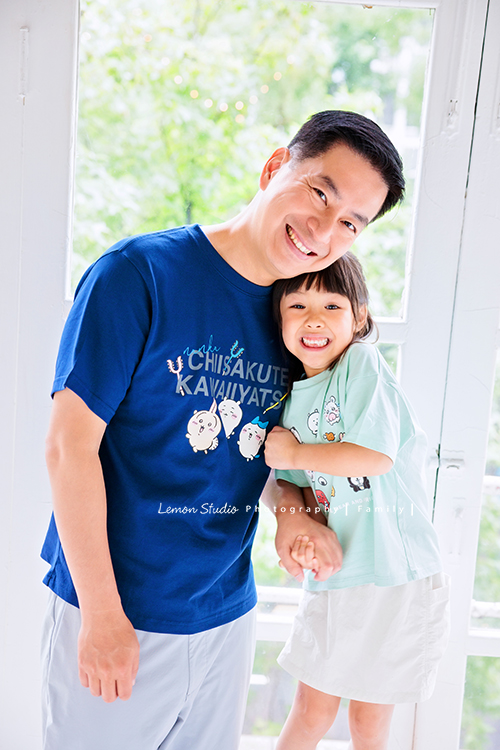 Cheryl媽麻一家第二次來拍照，兄妹倆的成長清晰可見，爸媽的用心陪伴，化作最溫暖的背景，這張是爸拔及妹妹兩人很可愛的一張合照，妹妹的表情好逗趣可愛啊！