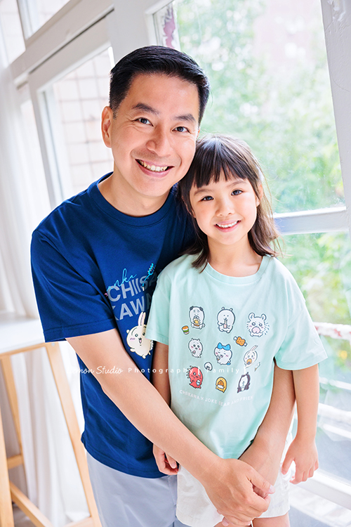Cheryl媽麻一家第二次來拍照，兄妹倆的成長清晰可見，爸媽的用心陪伴，化作最溫暖的背景，這張是爸拔及妹妹兩人很美的一張父女合照，爸拔從後面環抱著女兒！