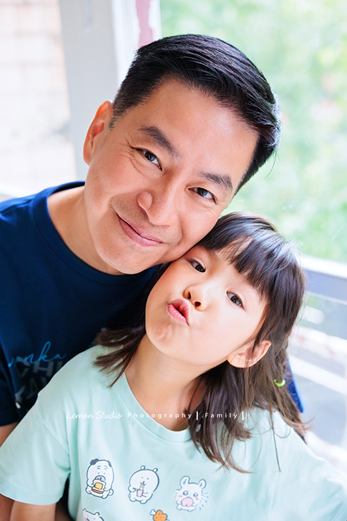 Cheryl媽麻一家第二次來拍照，兄妹倆的成長清晰可見，爸媽的用心陪伴，化作最溫暖的背景，這張是爸拔跟妹妹的父女合照，爸拔笑容幸福洋溢的樣子，妹妹嘴巴嘟起來很俏皮可愛的兩人合照！