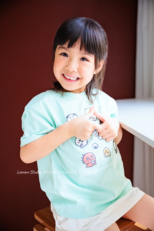 Cheryl媽麻一家第二次來拍照，兄妹倆的成長清晰可見，爸媽的用心陪伴，化作最溫暖的背景，這張是妹妹雙手比愛心，笑容很甜美的一張個人寫真！