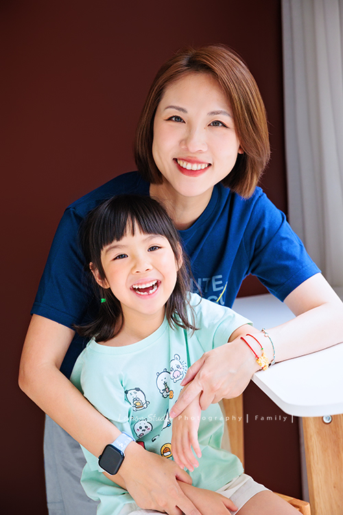 Cheryl媽麻一家第二次來拍照，兄妹倆的成長清晰可見，爸媽的用心陪伴，化作最溫暖的背景，這張是媽麻從後面抱著妹妹，兩人笑容都好燦爛的一張母女合照！