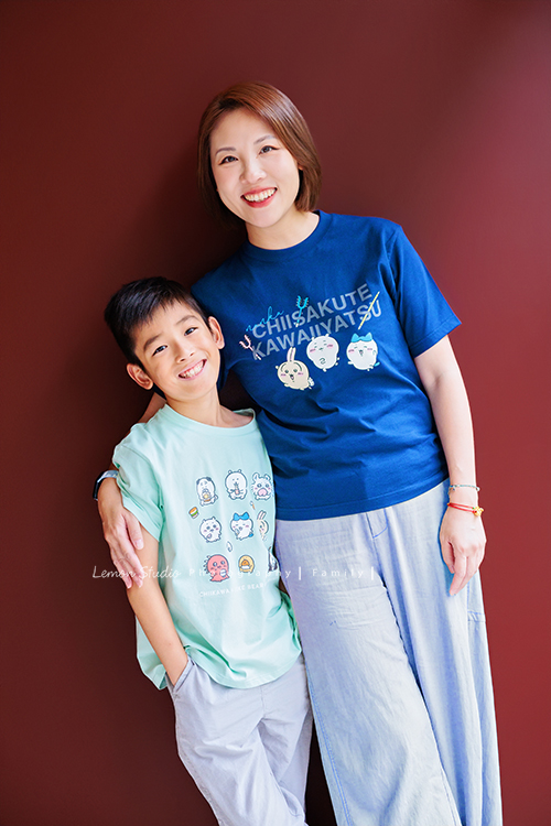 Cheryl媽麻一家第二次來拍照，兄妹倆的成長清晰可見，爸媽的用心陪伴，化作最溫暖的背景，這張是媽麻從旁抱著哥哥，兩人笑容都好燦爛的一張母子合照！