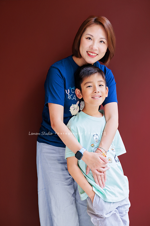 Cheryl媽麻一家第二次來拍照，兄妹倆的成長清晰可見，爸媽的用心陪伴，化作最溫暖的背景，這張是媽麻從後面抱著哥哥，兩人開心地看著鏡頭的一張母子合照！