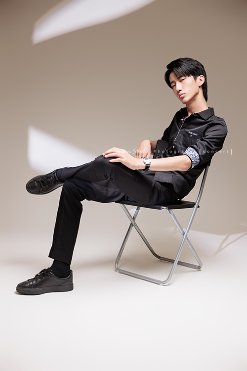 又高又有型的 Xavier前來拍攝音樂會寫真，他的專長是馬林巴木琴，手握鼓棒入鏡時，每一張都散發著時尚與帥氣的氣息，這張是Xavier坐在椅子上翹著腳，很帥氣酷酷地看著鏡頭的音樂會寫真照！