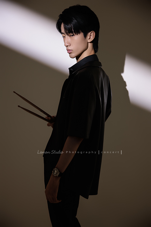 又高又有型的 Xavier前來拍攝音樂會寫真，他的專長是馬林巴木琴，手握鼓棒入鏡時，每一張都散發著時尚與帥氣的氣息，這張是Xavier站著一手拿著鼓棒酷酷地沒有看鏡頭的音樂會寫真照！