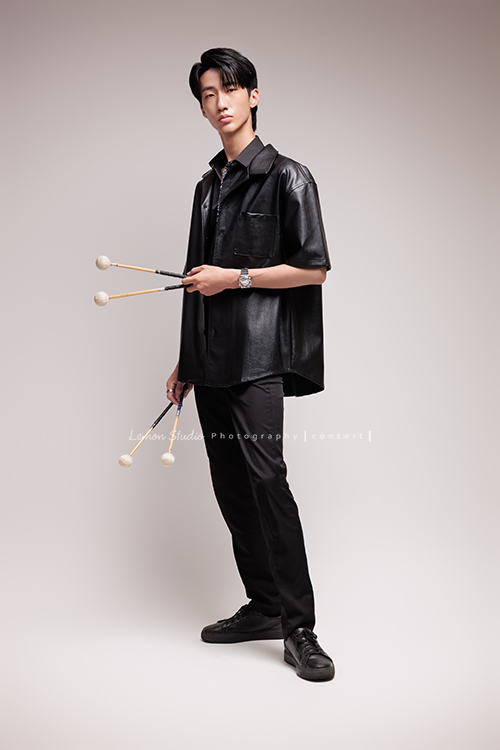 又高又有型的 Xavier前來拍攝音樂會寫真，他的專長是馬林巴木琴，手握鼓棒入鏡時，每一張都散發著時尚與帥氣的氣息，這張是Xavier站著兩手各拿著鼓棒酷酷地看著鏡頭的音樂會寫真照！