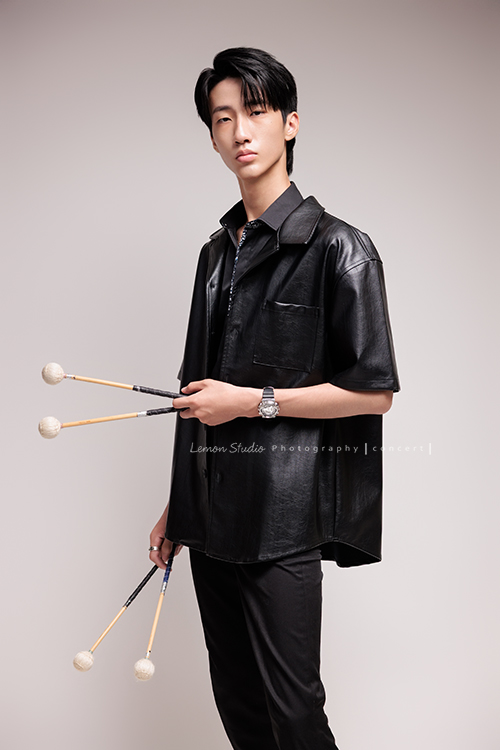 又高又有型的 Xavier前來拍攝音樂會寫真，他的專長是馬林巴木琴，手握鼓棒入鏡時，每一張都散發著時尚與帥氣的氣息，這張是Xavier站著兩手各拿著鼓棒酷酷地看著鏡頭的音樂會寫真七分身照！