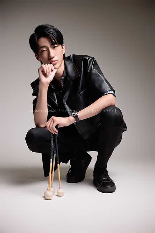 又高又有型的 Xavier前來拍攝音樂會寫真，他的專長是馬林巴木琴，手握鼓棒入鏡時，每一張都散發著時尚與帥氣的氣息，這張是Xavier蹲著一手拿著鼓棒一手扶著下巴、酷酷地看著鏡頭的音樂會寫真照！