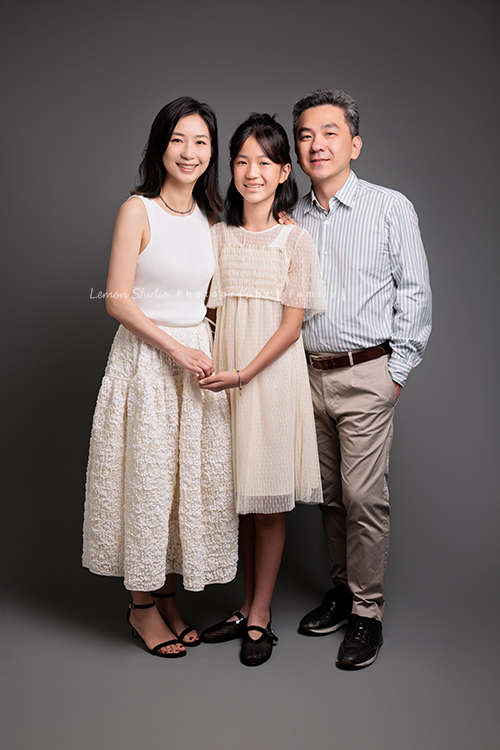 Coco媽麻一家第二次來拍照，依舊優雅美麗的Coco媽麻，女兒也悄悄長成漂亮的青少女，這張是一家三口的全家福，女兒在中間，媽麻和女兒牽著手，很美麗的一張全家福寫真！