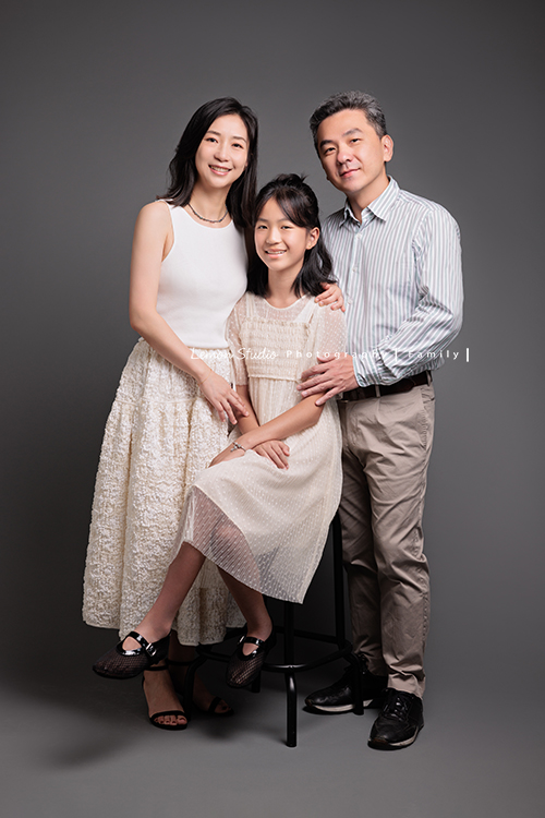 Coco媽麻一家第二次來拍照，依舊優雅美麗的Coco媽麻，女兒也悄悄長成漂亮的青少女，這張是一家三口的全家福，女兒在中間，爸拔媽麻在兩邊，很美麗的一張全家福寫真！