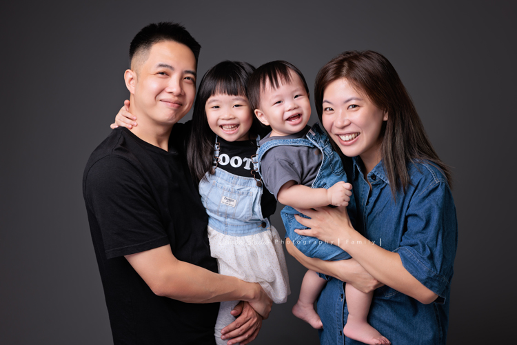 Ida媽麻一家第三次來拍照，四歲半和一歲半的姊弟倆，笑容與童趣洋溢，爸拔媽麻也陪著一起玩得很開心，這張是一家四口看著鏡頭四人都笑得很開心很棒的一張全家福寫真！