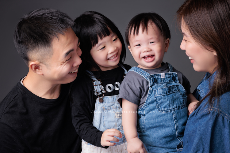 Ida媽麻一家第三次來拍照，四歲半和一歲半的姊弟倆，笑容與童趣洋溢，爸拔媽麻也陪著一起玩得很開心，這張是爸拔媽麻及姊姊都開心地笑著看著弟弟，弟弟看著鏡頭笑得很開心的可愛模樣！