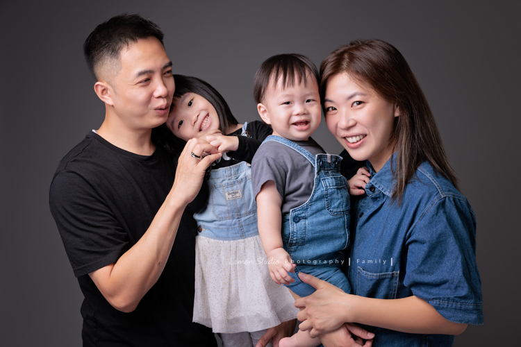 Ida媽麻一家第三次來拍照，四歲半和一歲半的姊弟倆，笑容與童趣洋溢，爸拔媽麻也陪著一起玩得很開心，這張是一家四口互動的一瞬間很俏皮的一張全家福寫真！