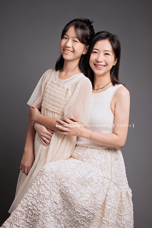 Coco媽麻一家第二次來拍照，依舊優雅美麗的Coco媽麻，女兒也悄悄長成漂亮的青少女，這張是媽麻和女兒的美麗合照，媽媽坐著從旁抱著女兒！