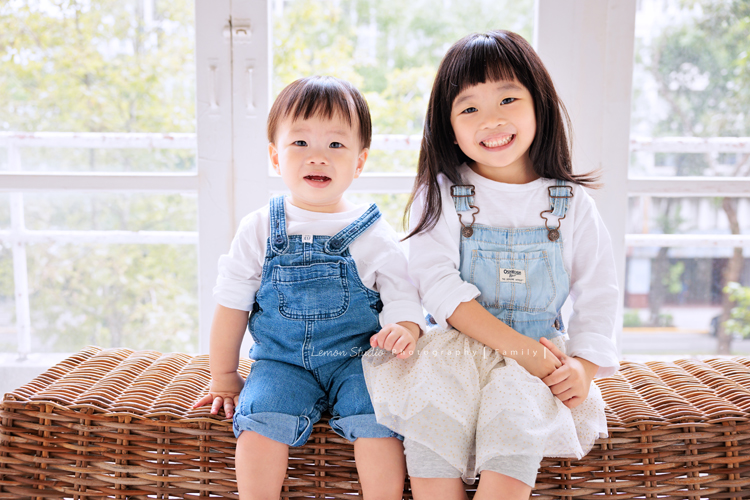 Ida媽麻一家第三次來拍照，四歲半和一歲半的姊弟倆，笑容與童趣洋溢，爸拔媽麻也陪著一起玩得很開心，這張是姊弟倆人一洗起坐在籐椅上，兩人的笑容都好可愛啊！