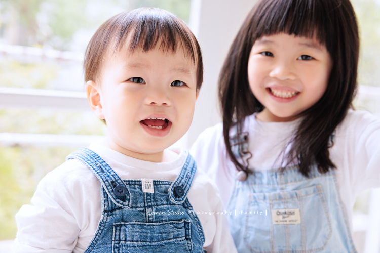 Ida媽麻一家第三次來拍照，四歲半和一歲半的姊弟倆，笑容與童趣洋溢，爸拔媽麻也陪著一起玩得很開心，這張是弟弟的特寫，姊姊也在旁邊，兩人的笑容都好可愛啊！