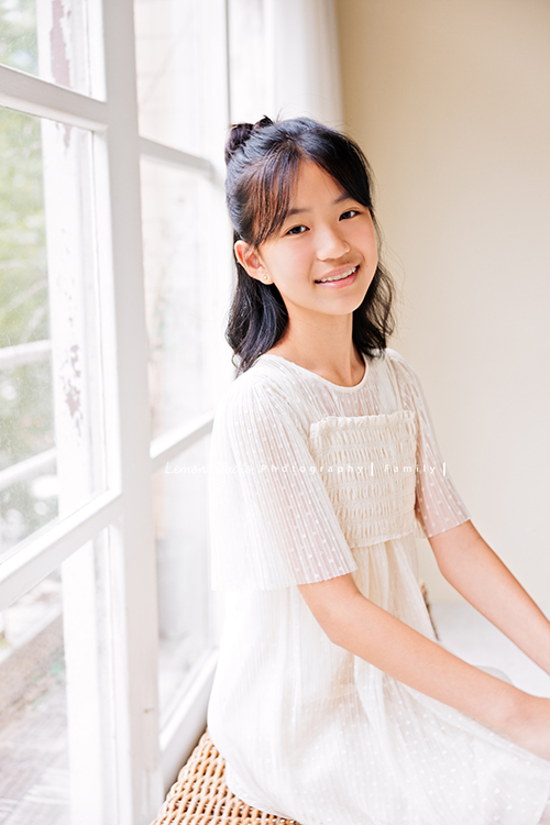 Coco媽麻一家第二次來拍照，依舊優雅美麗的Coco媽麻，女兒也悄悄長成漂亮的青少女，這張是女兒對著鏡頭微笑很漂亮的一張女兒的個人寫真！