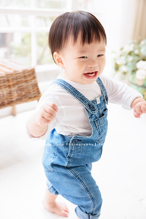 Ida媽麻一家第三次來拍照，四歲半和一歲半的姊弟倆，笑容與童趣洋溢，爸拔媽麻也陪著一起玩得很開心，這張是弟弟邊跑邊笑得很燦爛的一張弟弟的個人寶寶寫真！