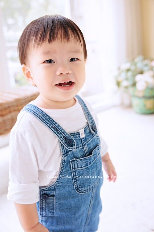 Ida媽麻一家第三次來拍照，四歲半和一歲半的姊弟倆，笑容與童趣洋溢，爸拔媽麻也陪著一起玩得很開心，這張是弟弟看著鏡頭可愛地笑著的一張弟弟的個人寶寶寫真！